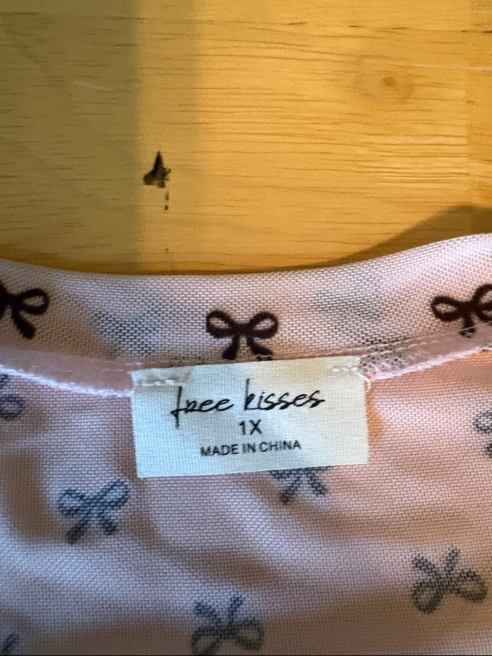 Free Kisses White Short-Sleeve Tee with Black Bow Pattern - Picture 4 of 4